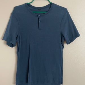 Men’s Lululemon short sleeve shirt with 2 buttons